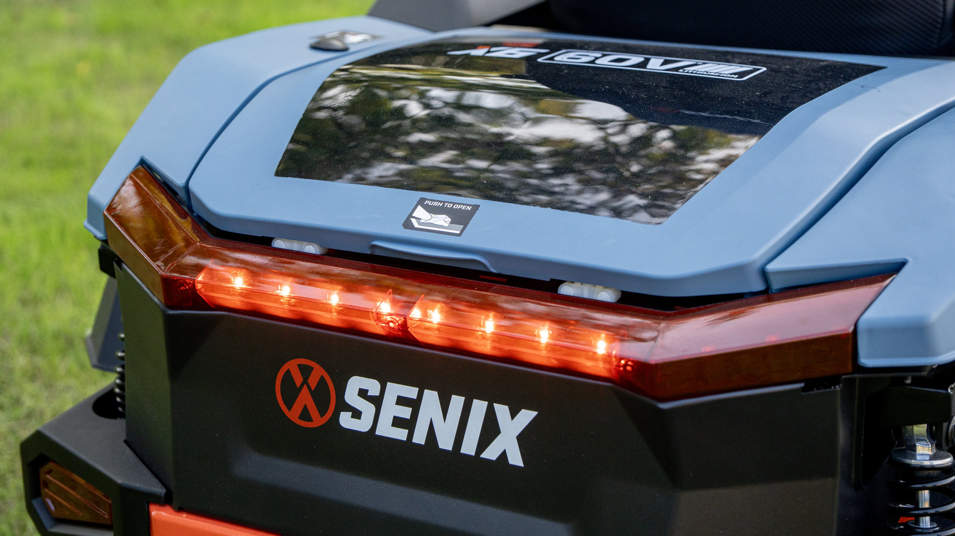 Райдер газонокосилка ZTR аккумуляторная ZTRX6-M-EU, 107см, с 4 АКБ 12Ач и зу 1600Вт, SENIX