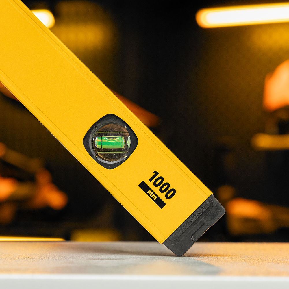 Уровень алюминиевый, магнит, фрезерованный, 3 глазка (1 зеркал.) 0,5 мм/м, 1000 мм Denzel (33693)