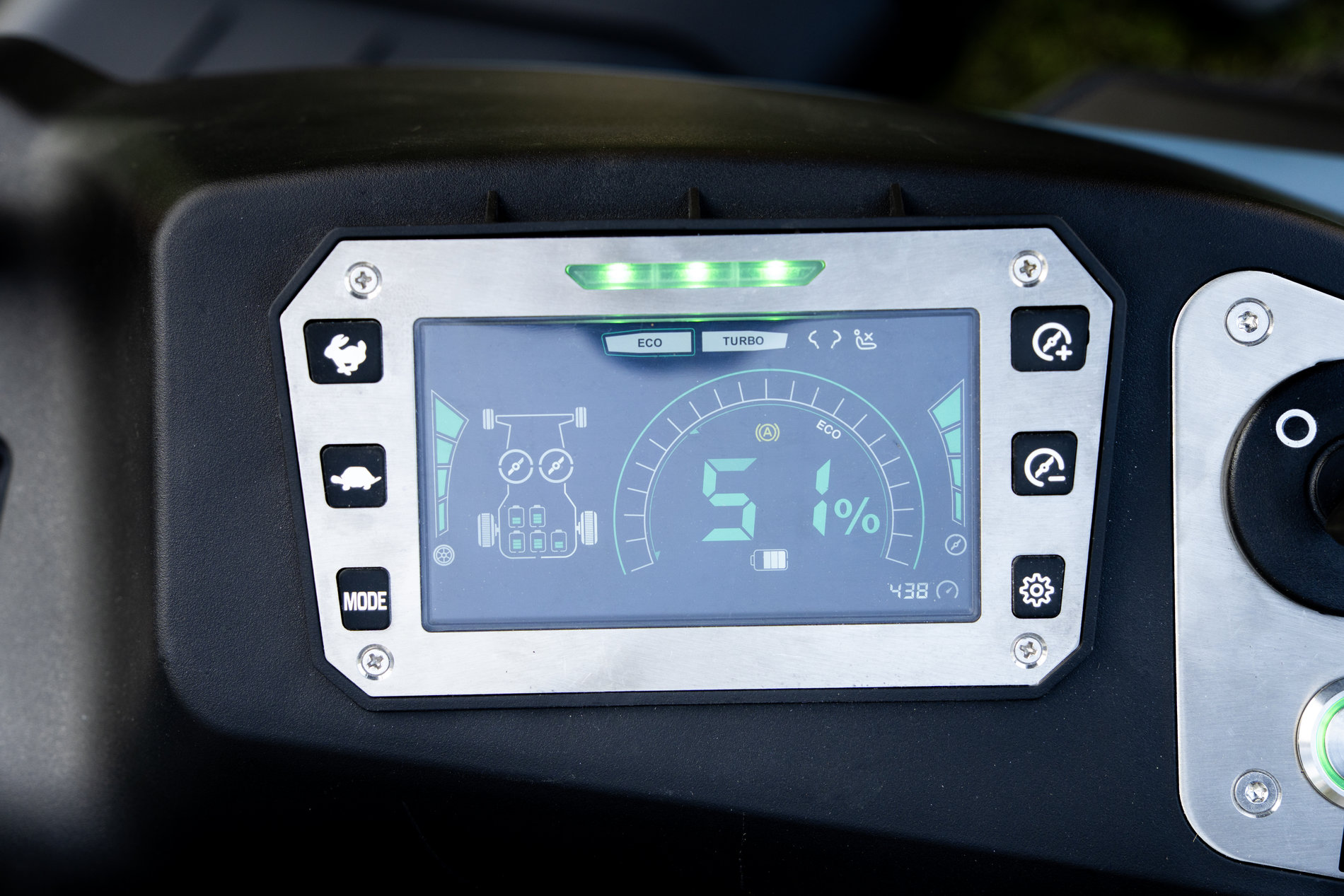 Райдер газонокосилка ZTR аккумуляторная ZTRX6-M-EU, 107см, с 4 АКБ 12Ач и зу 1600Вт, SENIX