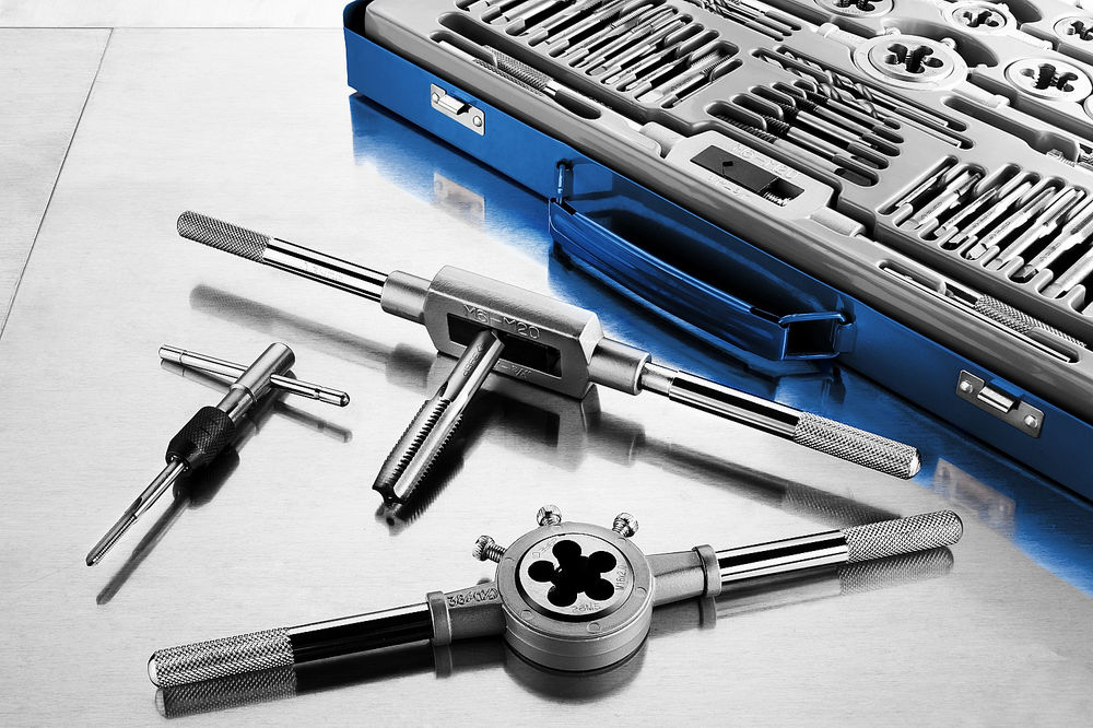 Набор метчиков и плашек 110 предметов сталь Р6М5 Профессионал ЗУБР 28110-H110