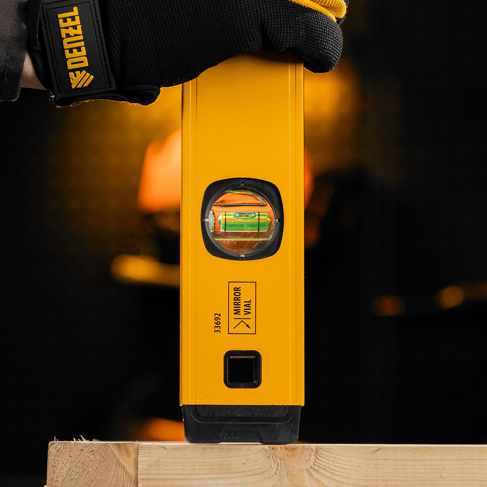 Уровень алюминиевый, магнит, фрезерованный, 3 глазка (1 зеркал.) 0,5 мм/м, 800 мм Denzel (33692)