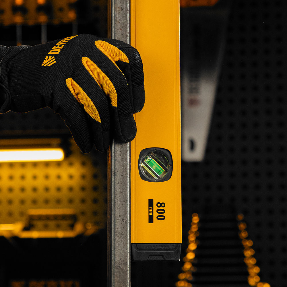 Уровень алюминиевый, магнит, фрезерованный, 3 глазка (1 зеркал.) 0,5 мм/м, 800 мм Denzel (33692)