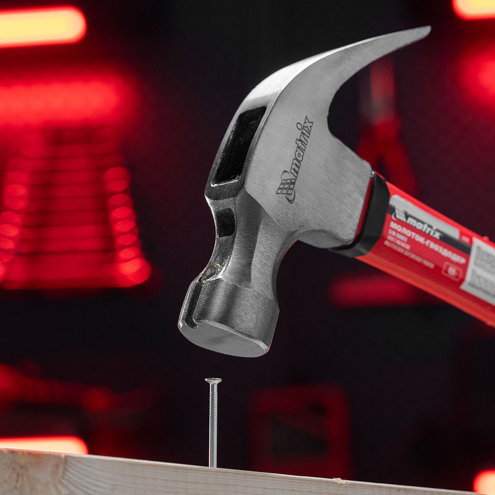 Молоток-гвоздодер, 450 г, боек c магнитом, фибергласовая обрезиненная рукоятка Matrix