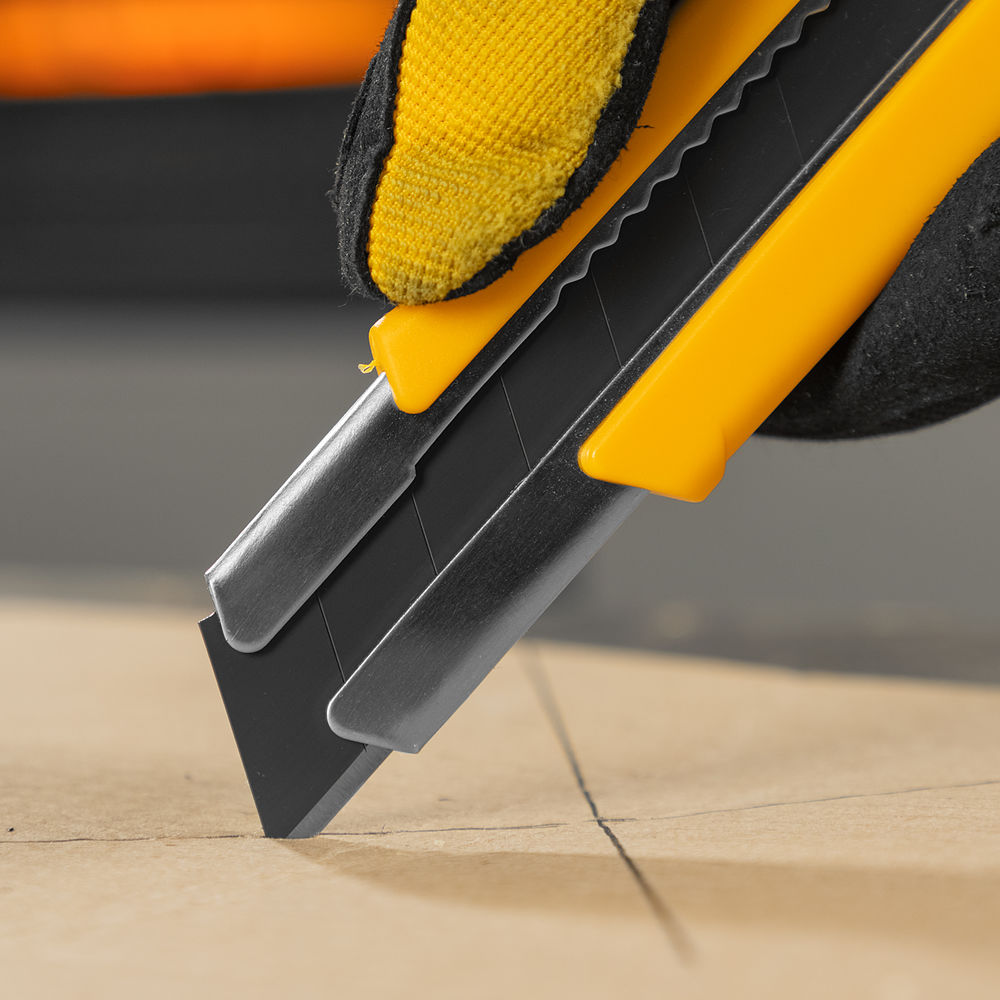 Нож, 25 мм, сменное лезвие, SK4, корпус из TPR, метал. направляющая, винтовой фиксатор Denzel (78945)